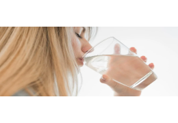 Zatrzymanie wody w organizmie - objawy, przyczyny i skuteczne sposoby